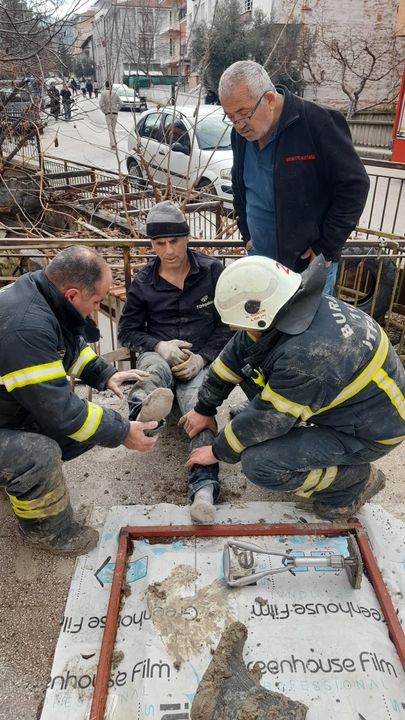 Burdur'da Kanalizasyon Hattında Göçük! İşçiyi İtfaiye Kurtardı 2