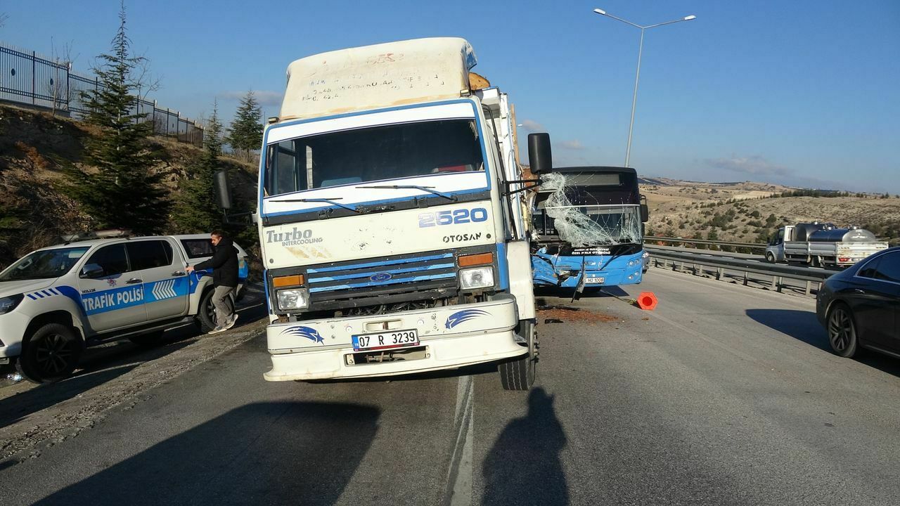 Burdurda Kurtarma Çalışmasında İkinci Kaza! Kayan Kamyon İki Araca Çarptı 4