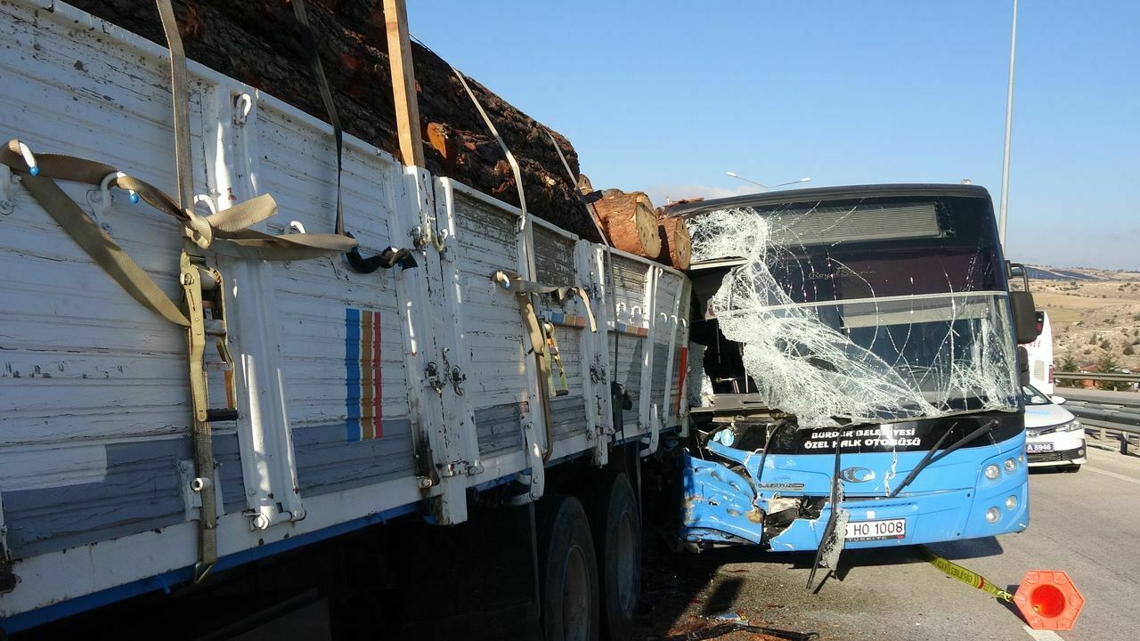 Burdurda Kurtarma Çalışmasında İkinci Kaza! Kayan Kamyon İki Araca Çarptı 5