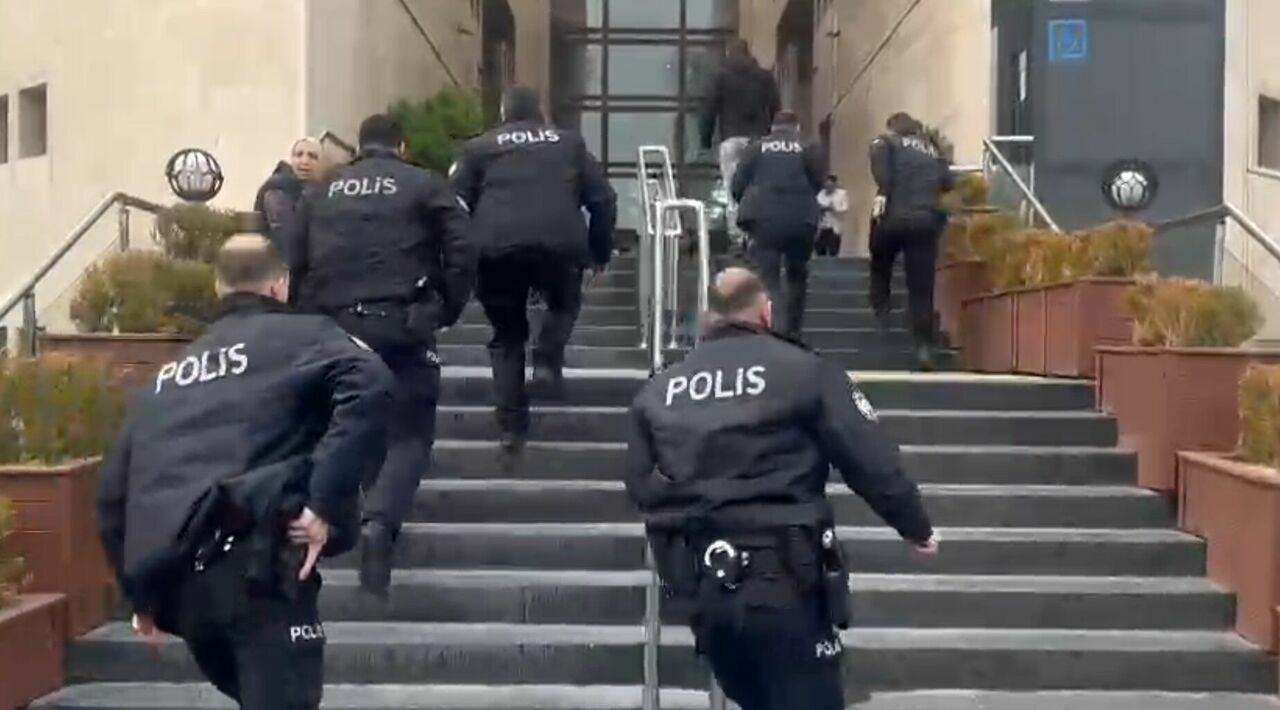 Bursa Adliyesi'nde Mahkeme Salonunda Sil*hlar Çekildi: 3 Öl*, Çok Sayıda Yaralı