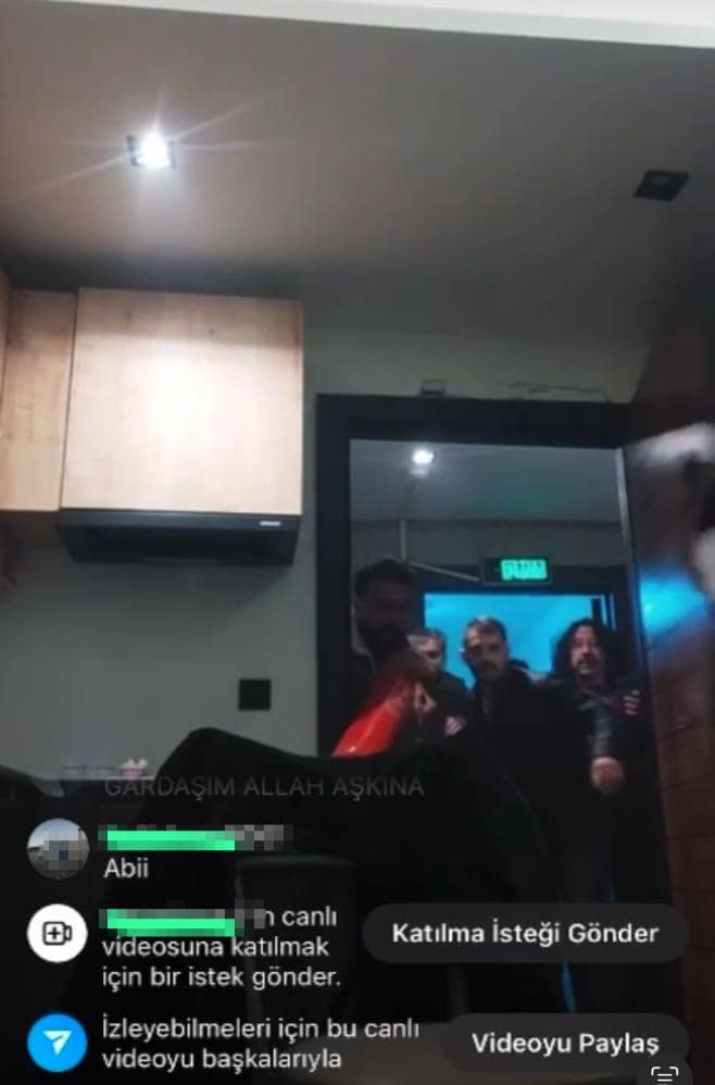 Canlı Yayında Kendini Kesen Gence Polis Baskını