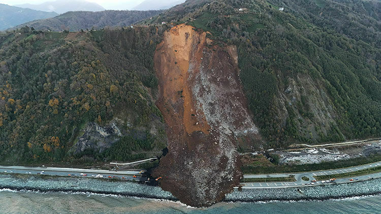 Heyelan Karadeniz Sahil Yolu’nu Trafiğe Kapatmıştı-1