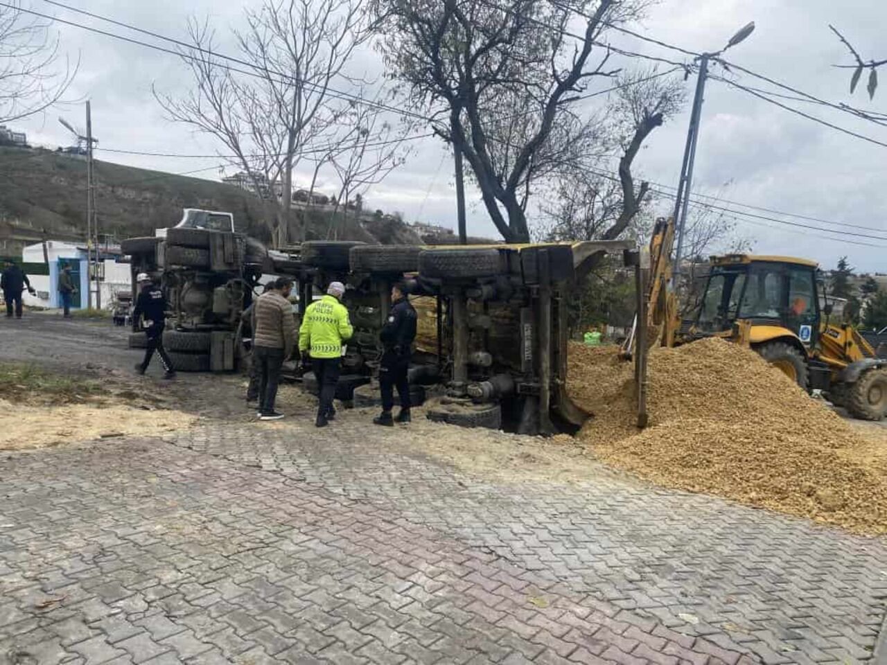 İstanbul’da Çalışma Esnasında Yol Çöktü 1 Min