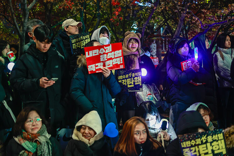 Güneykore'de Devlet Başkanı Yoon'a Karşı Protesto Gösterileri Sürüyor