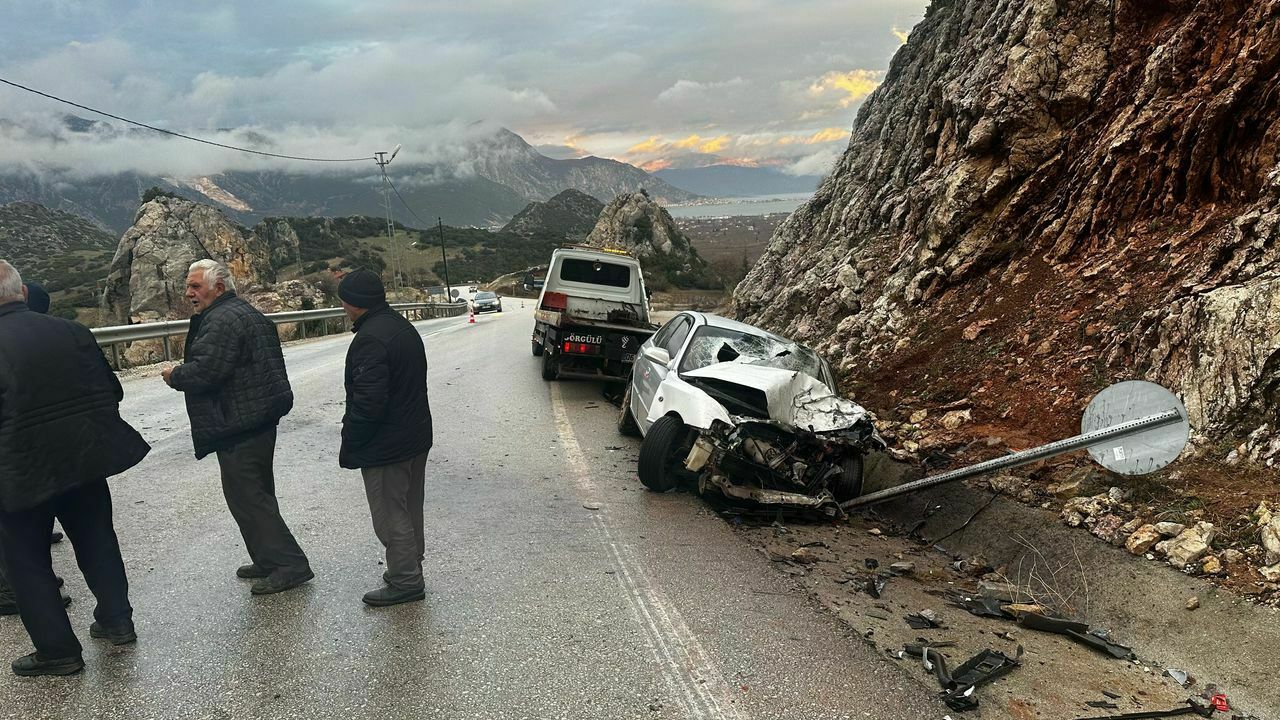 Isparta Çamyol Kara Yolunda T I R Ile Otomobil Çarpıştı 2