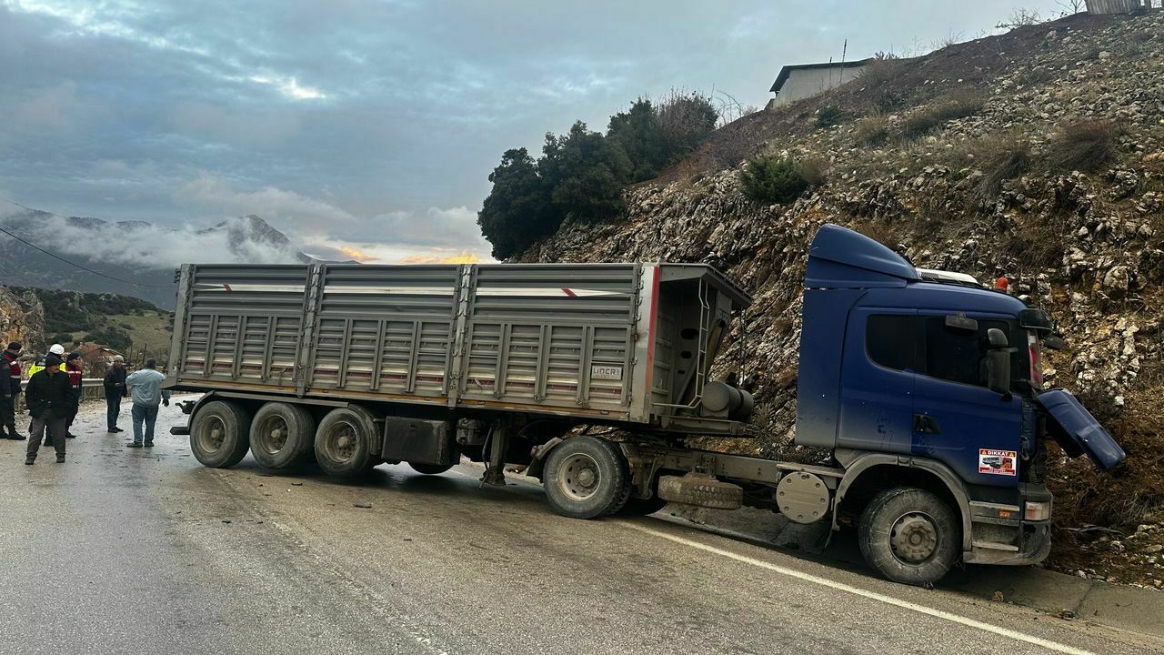 Isparta Çamyol Kara Yolunda T I R Ile Otomobil Çarpıştı 3