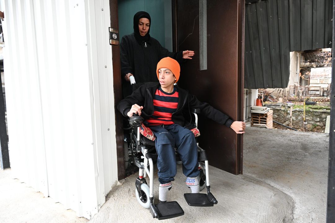 Isparta'da Engelli Oğlunu Sırtında Taşıyan Anne İçin Asansör Yapıldı 2