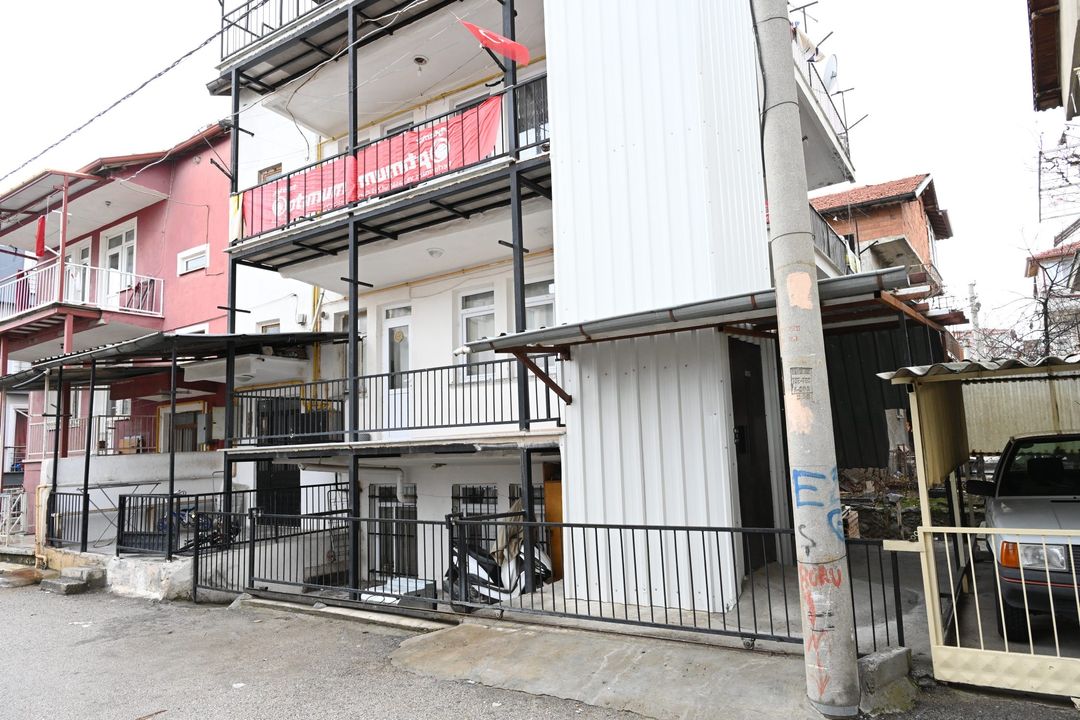 Isparta'da Engelli Oğlunu Sırtında Taşıyan Anne İçin Asansör Yapıldı 3