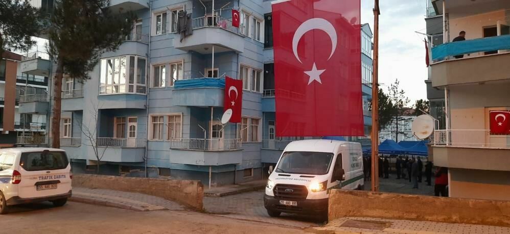 Isparta'da Şehit Olan Teğmenin Samsun’daki Baba Evine Türk Bayrağı Asıldı