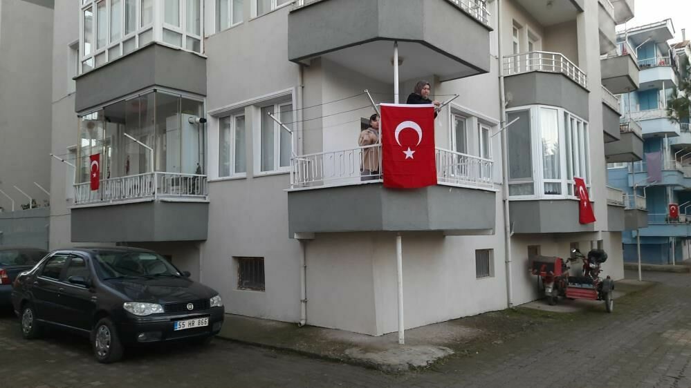 Isparta'da Şehit Olan Teğmenin Samsun’daki Baba Evine Türk Bayrağı Asıldı