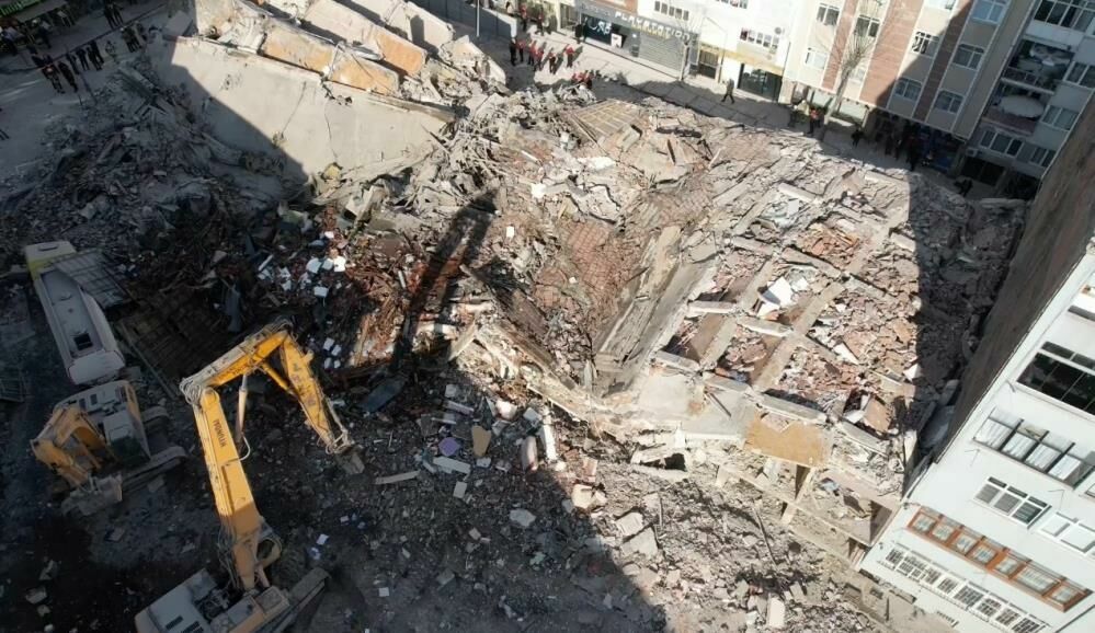 İstanbul'da Çöken Binanın Yanındaki 2 Bina Tahliye Edildi