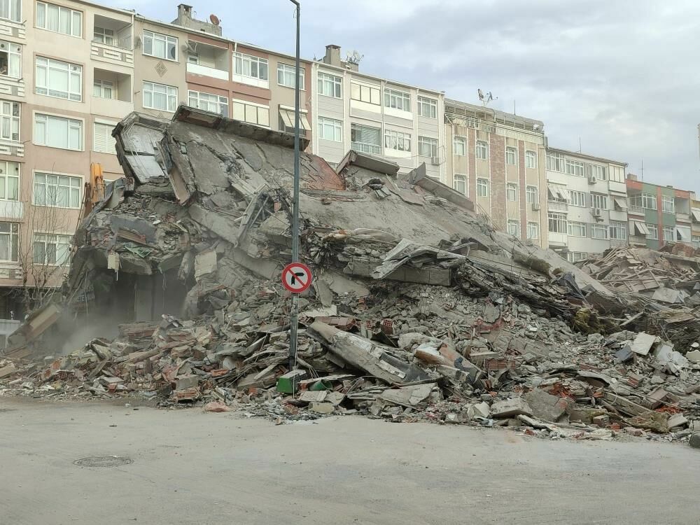İstanbul'da Çöken Binanın Yanındaki 2 Bina Tahliye Edildi