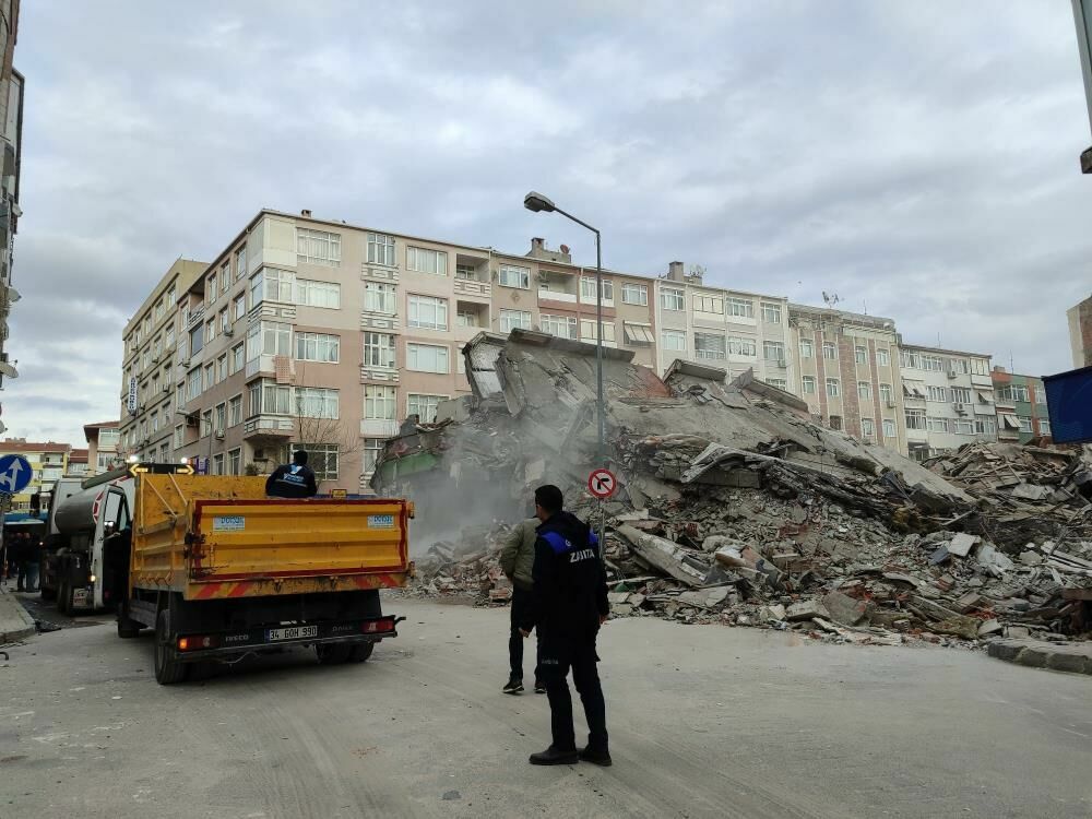 İstanbul'da Çöken Binanın Yanındaki 2 Bina Tahliye Edildi