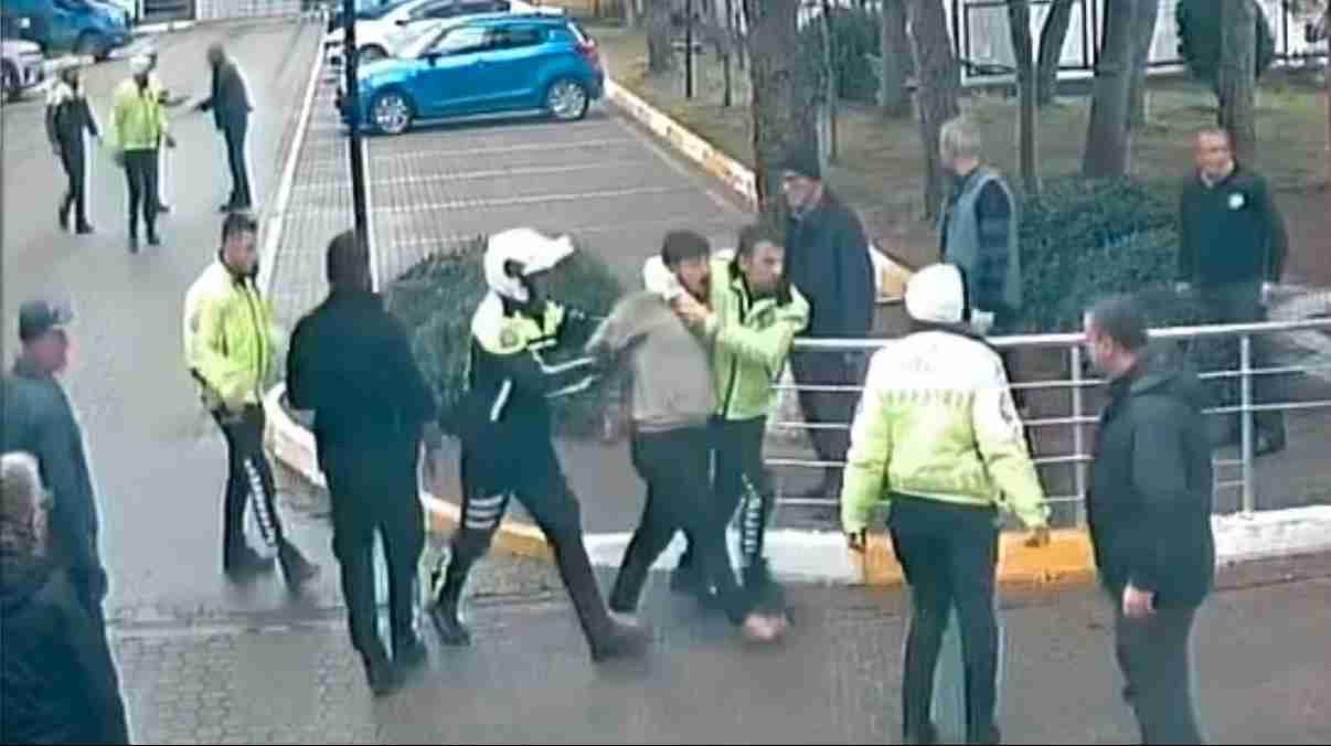 İstanbul'da Dur İhtarına Uymayan Şüpheli Yakalandı! Polisin Burnunu Kırdı