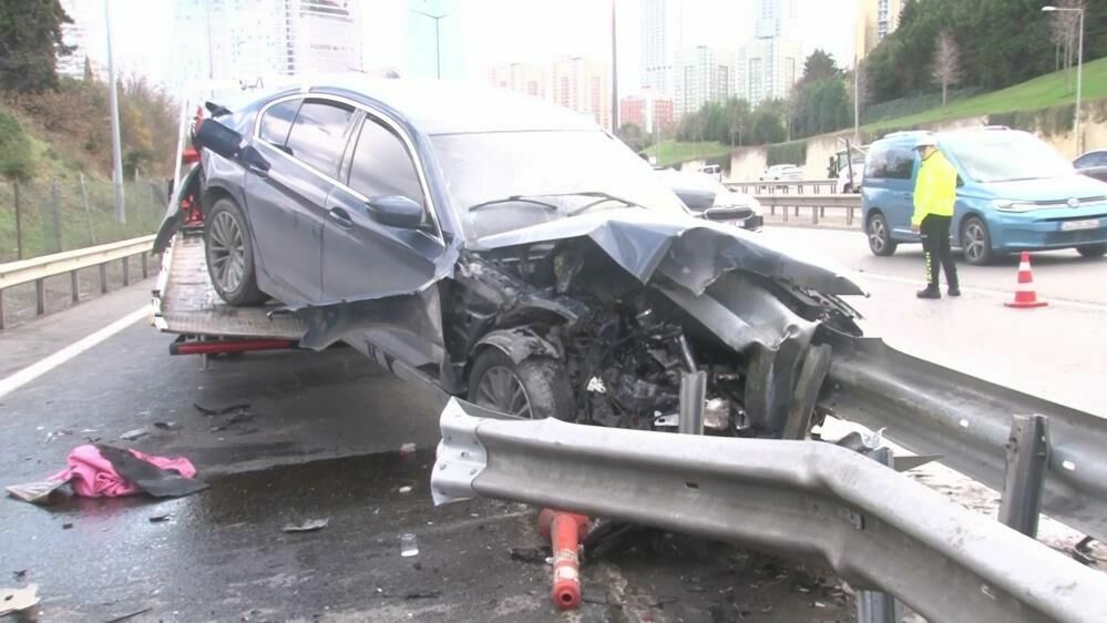 İstanbul'da Otomobil Bariyerlere Ok Gibi Saplandı: 2 Yaralı