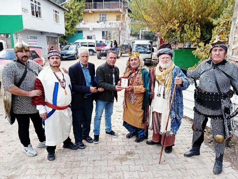 Kral -Karun- Rolüyle- Zeki- Demir’e -Başarı -Plaketi- Verildi