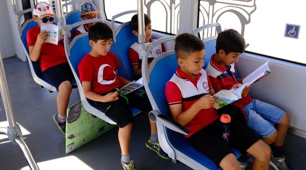 Ogrenciler Tramvayda Kitap Okudu 6 1