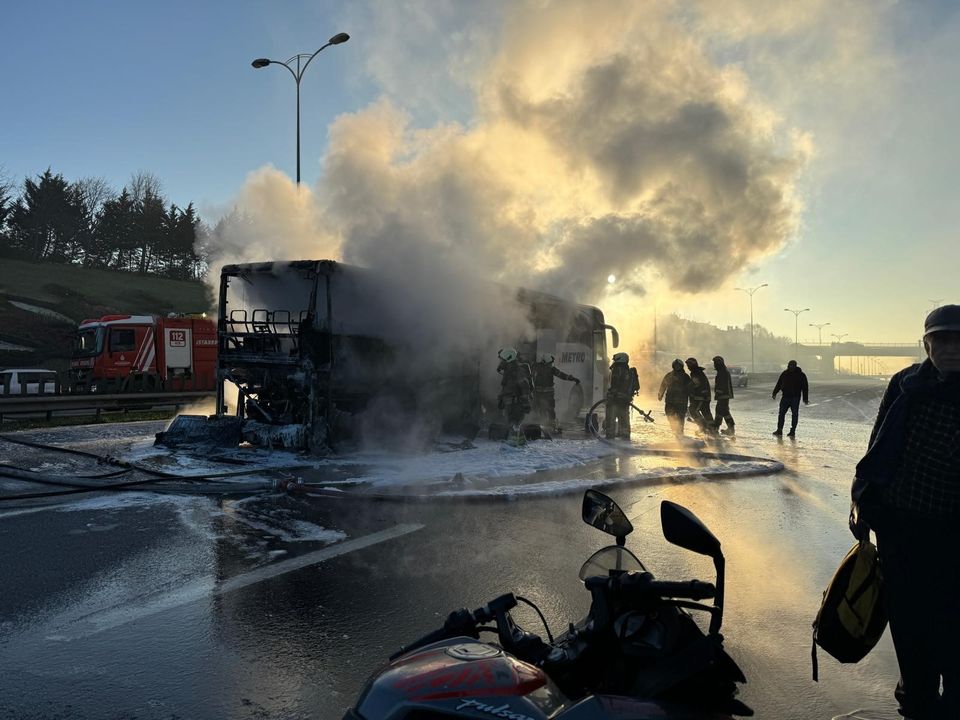 Şehirlerarası Yolcu Otobüsü İstanbul'da Alev Alev Yandı 2