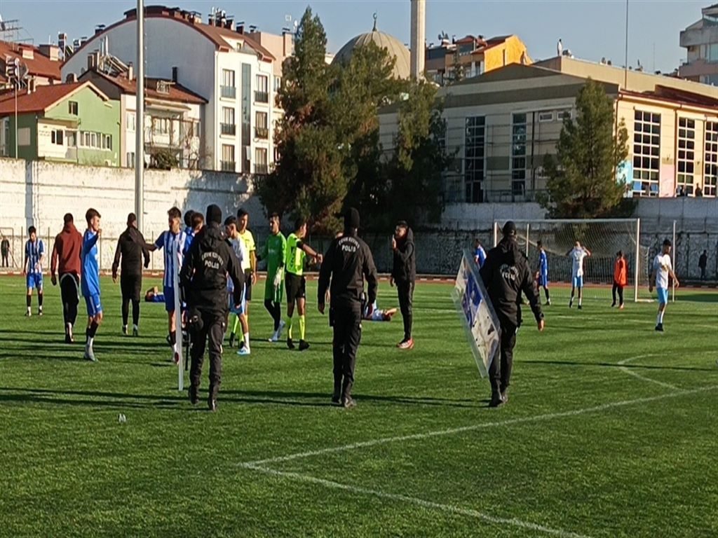 Burdur Amatör Lig Maçında Kırmızı Kartlar Havada Uçuştu
