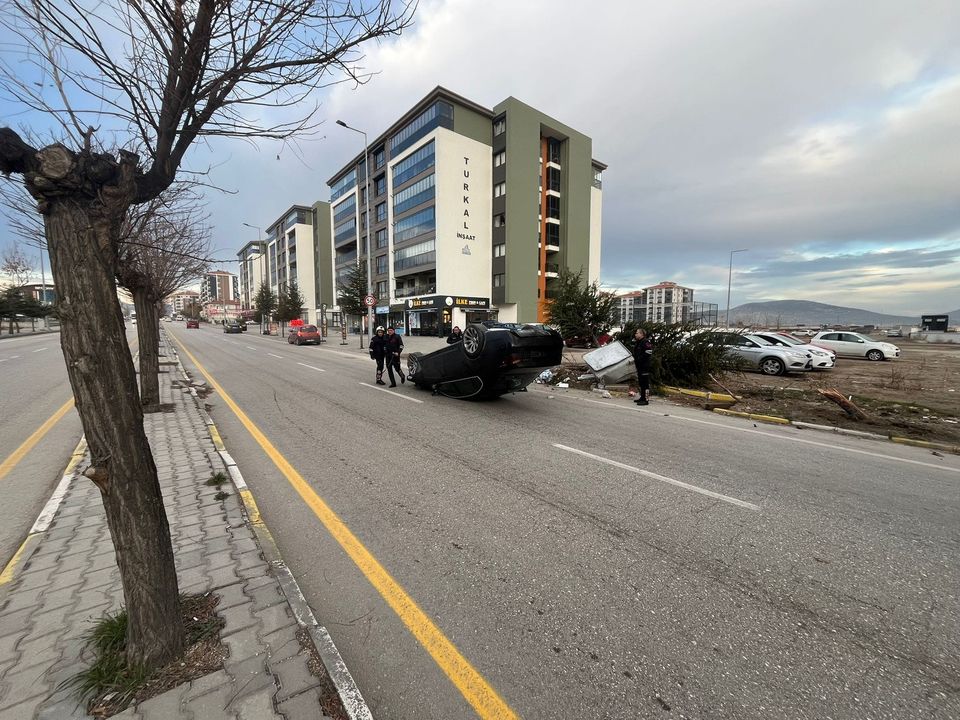 Isparta'da Ağaca Çarpan Lüks Araç Ters Döndü 2