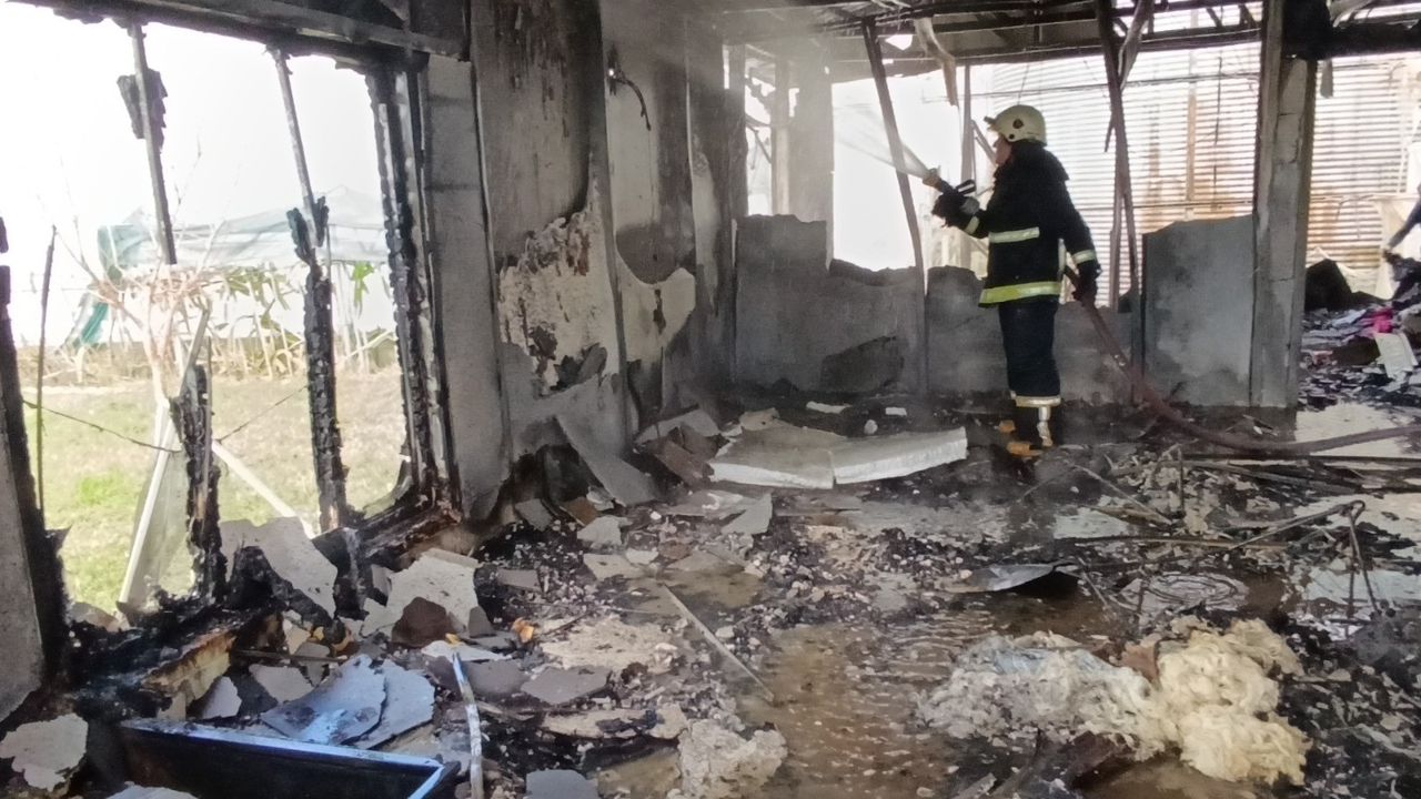 Manavgat'ta Prefabrik Ev Yangında Küle Döndü 2
