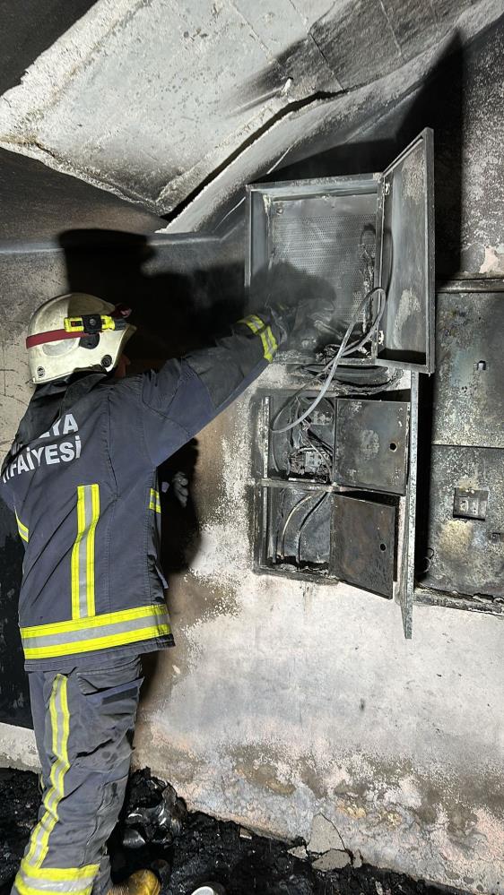 Antalya'da 3 Katlı Binada Yangın! İtfaiye Müdahale Etti