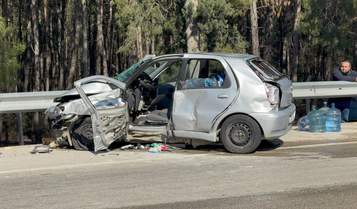 Döşemealtı Termessos Kavşağı'nda Otomobil Ile Pikap Çarpıştı 2