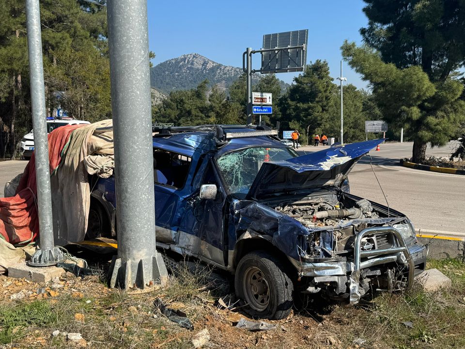 Döşemealtı Termessos Kavşağı'nda Otomobil Ile Pikap Çarpıştı 3