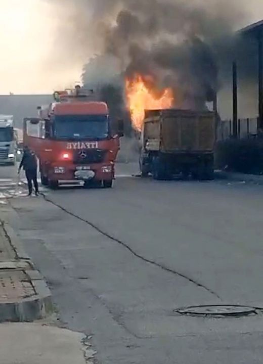 Döşemealtı'nda Park Halindeki Kamyonun Motoru Yandı  1