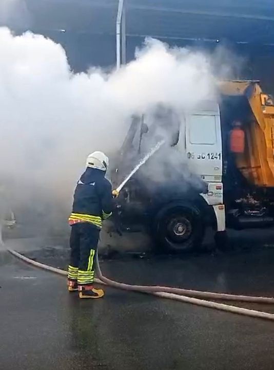 Döşemealtı'nda Park Halindeki Kamyonun Motoru Yandı  2