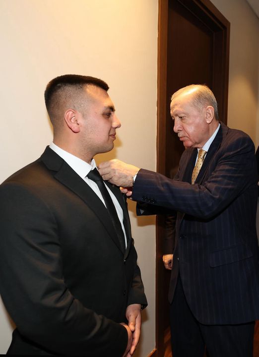 Erdoğan Burdurlu Genç Adaşına Akp Rozeti Taktı 3
