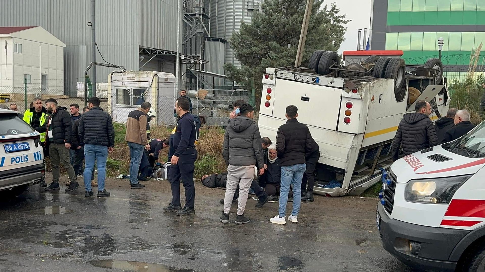 Fabrika İşçilerini Taşıyan Servis Takla Attı 25 Yaralı 3