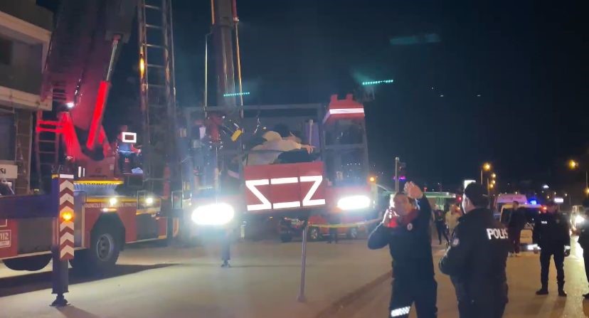 Denizli'de 7 Katlı Rezidansta Mahsur Kalanlar Kurtarılıyor