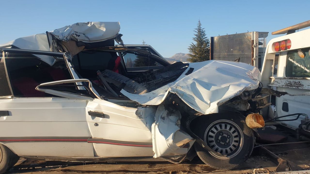 Isparta Eğirdir'de Kamyonet Ile Otomobil Çarpıştı 2