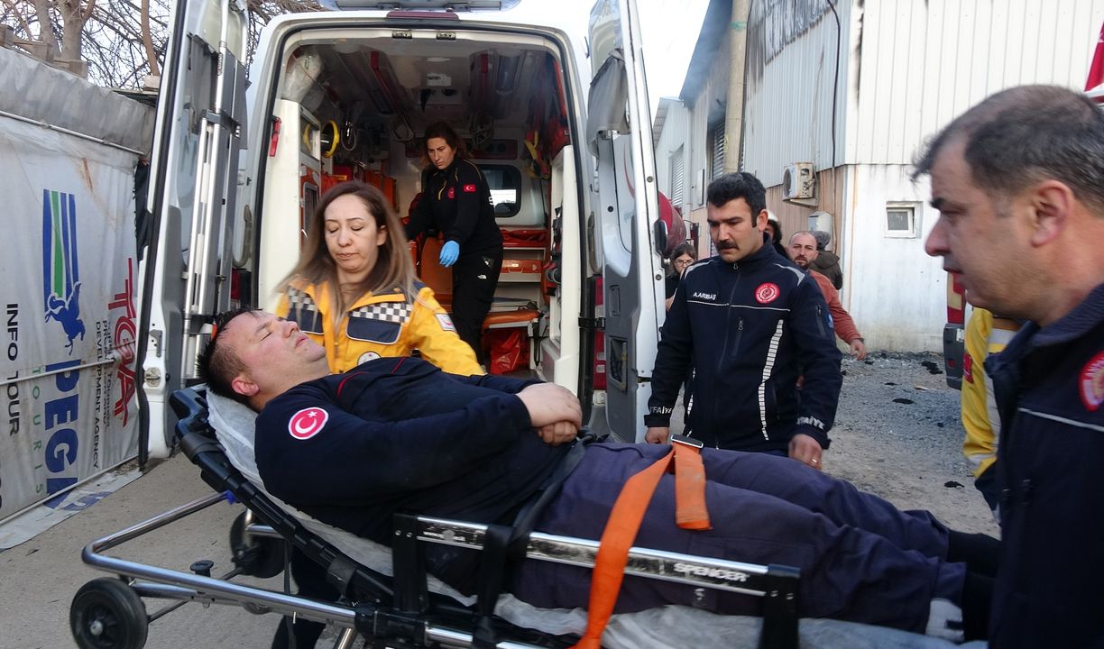 Muratpaşa'da Bal Deposu Yandı! Yaralanan İtfaiyeciye Mahalleli Ayran İkram Etti 5