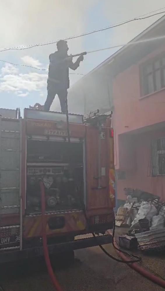 Adana'da Yangın Faciası! İki Ev Kül Oldu