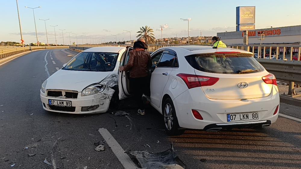 Alanya'da Bariyerlere Çarpan Araç Zincirleme Kazaya Neden Oldu