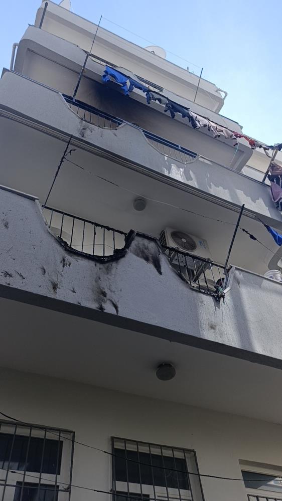 Antalya'da Korkutan Yangın! Güneşlik ve Çamaşırlar Yandı
