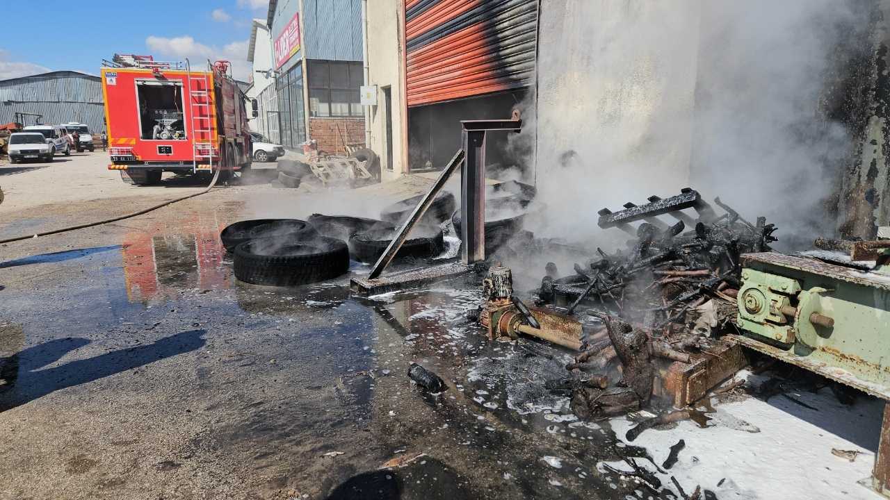 Burdur'da Sanayi Sitesindeki Yangın İş Yerlerini Tehdit Etti 2