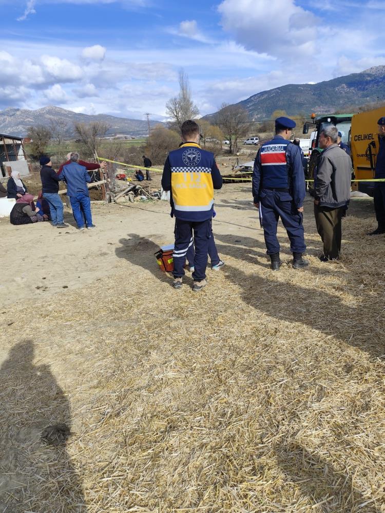 Burdur'da Yem Karma Makinesi Düşen Adam F*ci Şekil Can Verdi