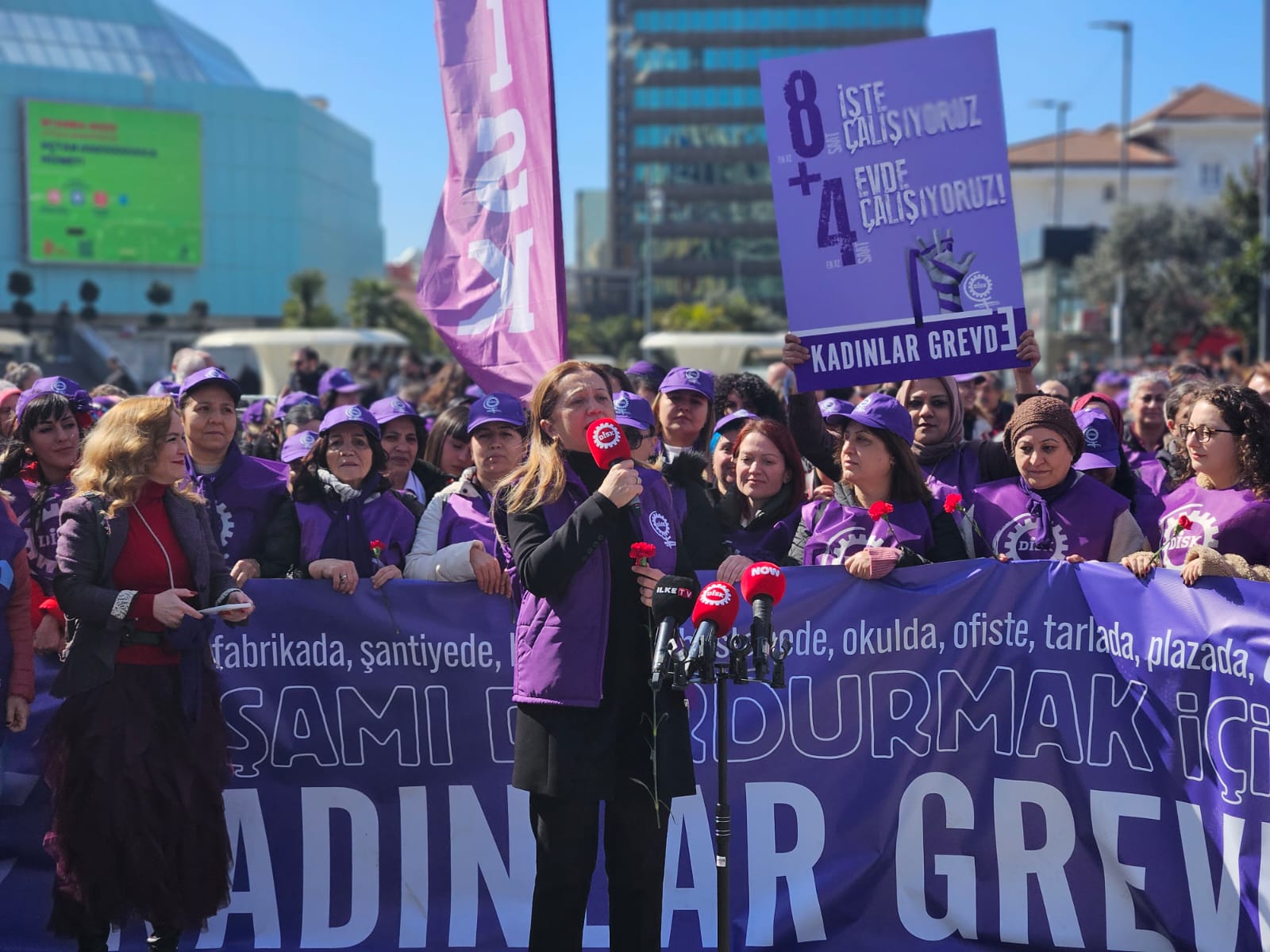DİSK’li Kadınlar 8 Mart'ta İş Bıraktı: 