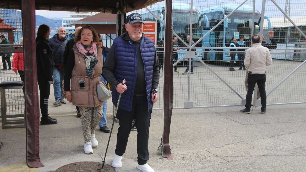 Fırtınaya Takılan Kruvaziyer Alanya'ya Yönlendirildi  3