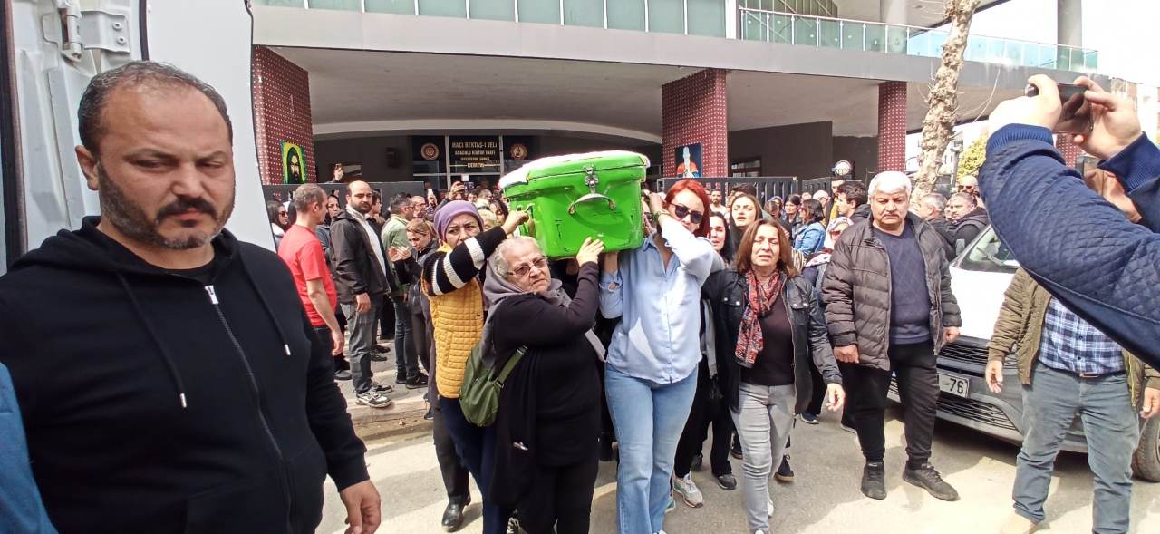 Antalya’da Satırla Katledilen Sevcan’ın Tabutunu Kadınlar Taşıdı-1