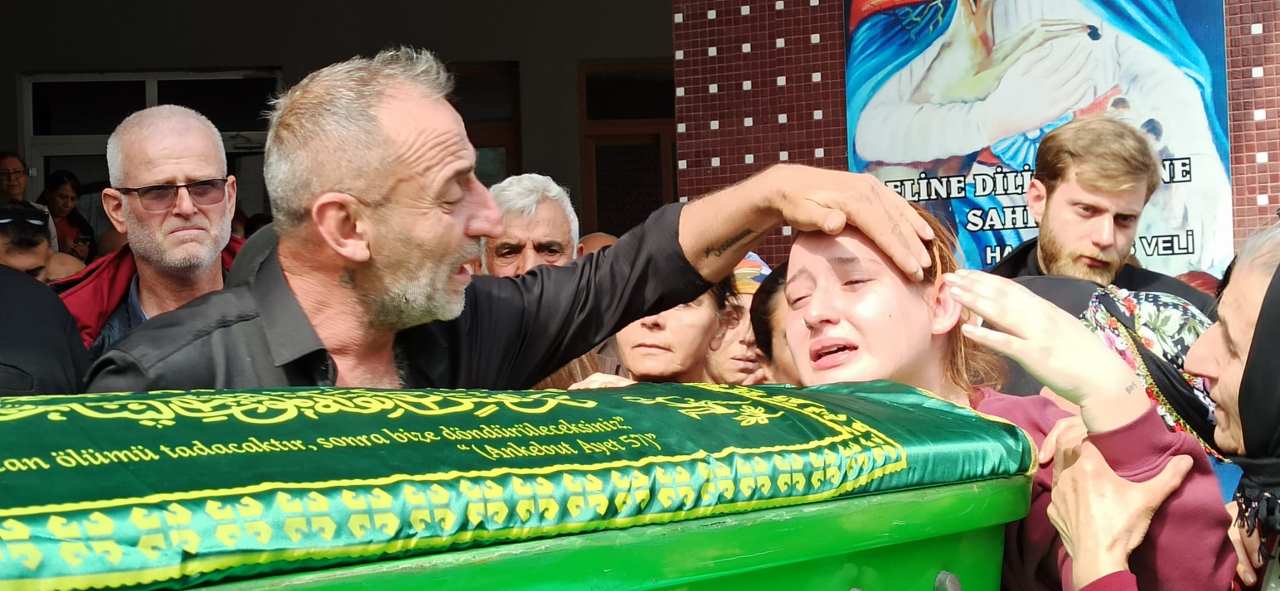 Antalya’da Satırla Katledilen Sevcan’ın Tabutunu Kadınlar Taşıdı 2