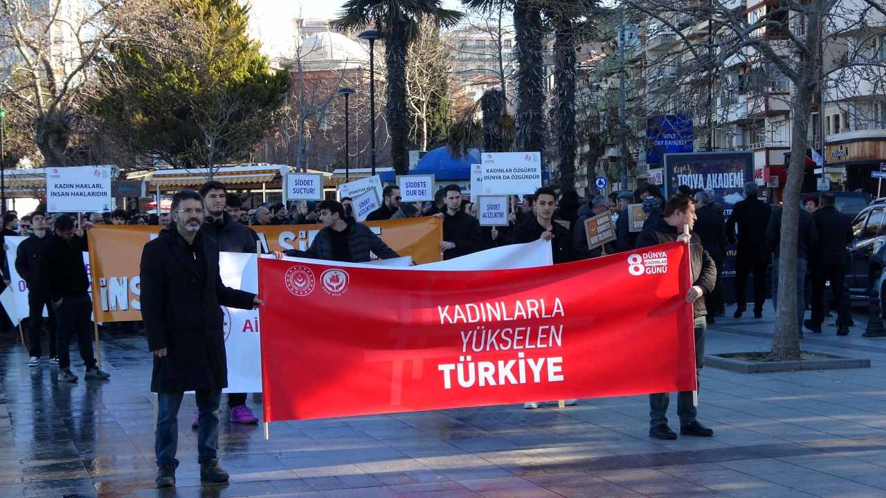 Erkekler Siyah Kıyafetle Kadına Şiddete Dur Dedi! 3