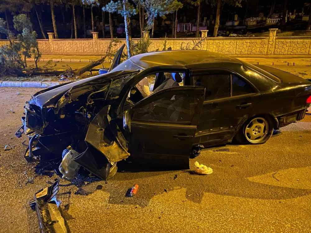 Yalvaç’ta Refüje Çarpan Otomobil Üç Ağacı Devirdi 2