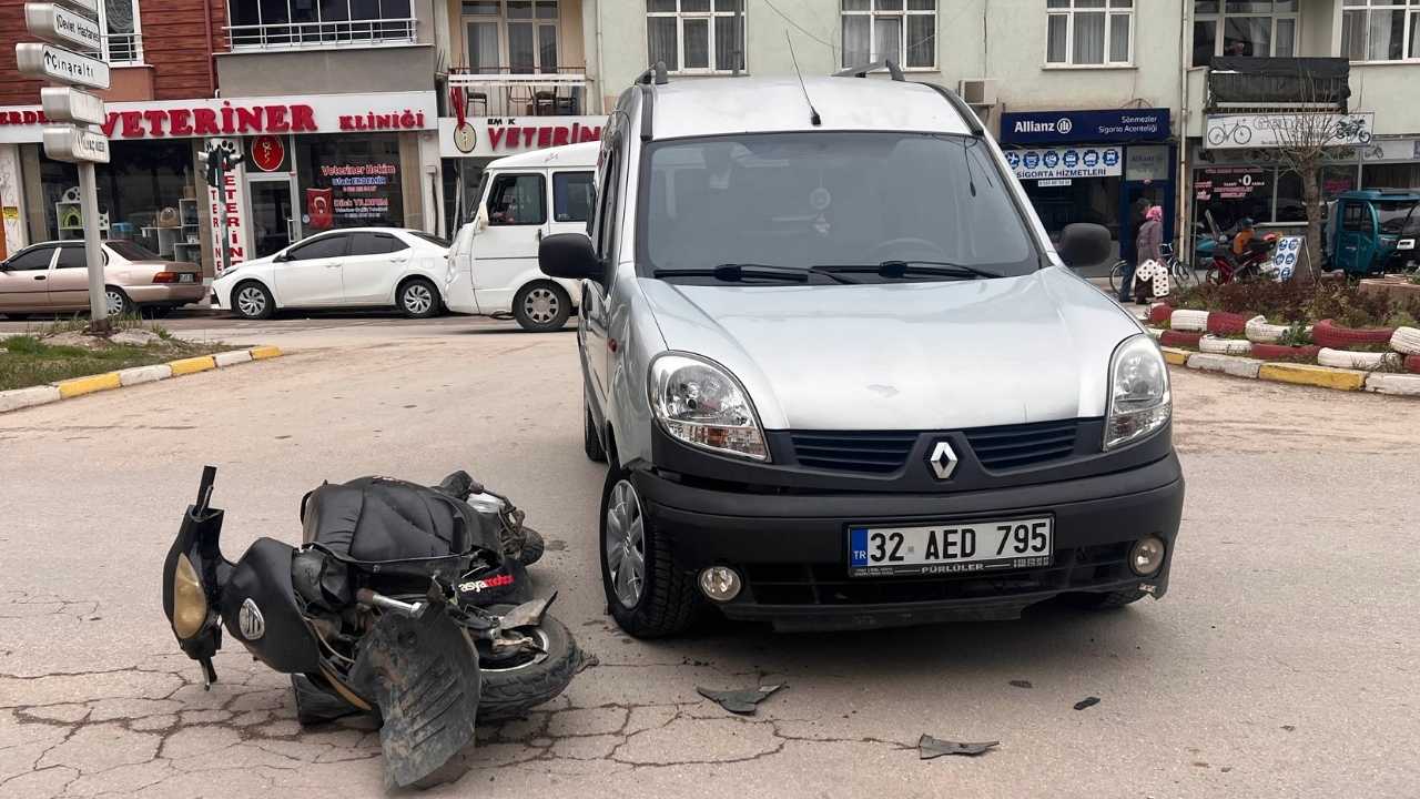 Isparta'da Hafif Ticari Araçla Çarpışan Motosikletli Yaralandı 2