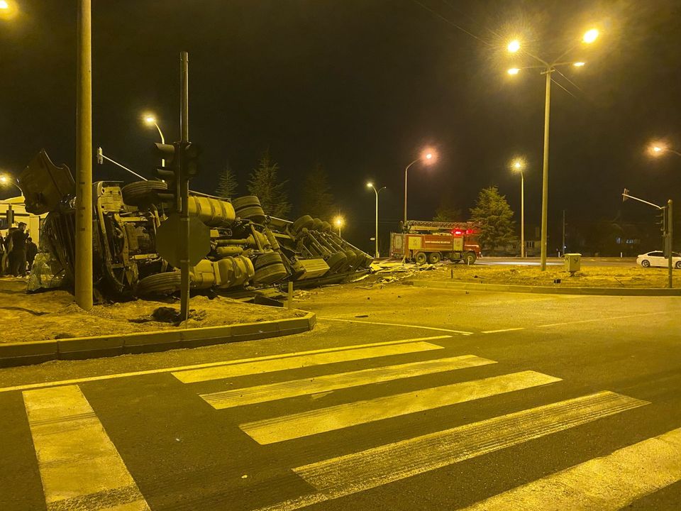 Isparta'da Tir Refüje Devrildi Sürücüsü Ağır Yaralı 2