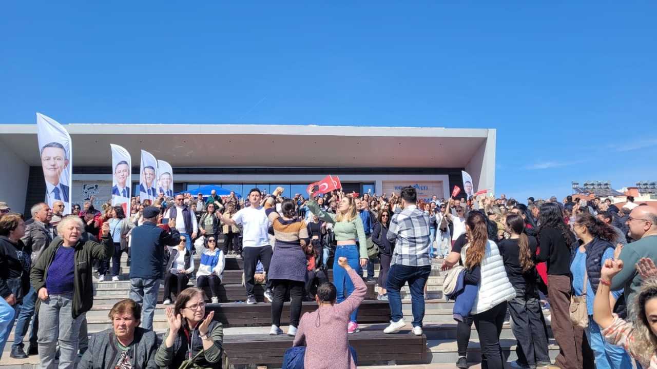 Konyaaltı'nda Sandık Kuyrukları Kültür Merkezine Sığmadı 3
