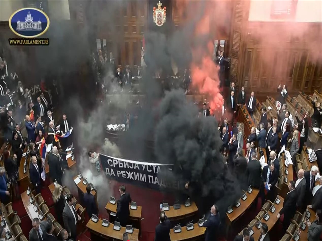Meclis'te Kavga Çıktı! Sis Bombası Atıldı